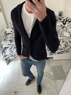 Mörkblå cardigan från Massimo Dutti - Väldigt fet cardigan från Massimo Dutti i ett mycket fint skick. 😁                                                   ——————————————————————————                                                          📐| Storlek: S                                                          👖| Märke: Massimo Dutti                                      🔎| Skick: Mycket bra                                            ✍🏻| Skriv om du har några frågor