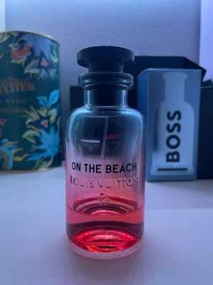 Louis Vuitton On The Beach parfym - Mängd enligt bild, kan sälja samples eller byta parfym. Kom om du har minsta lilla fråga! Checka gärna in min profil för kläder och parfym!📦