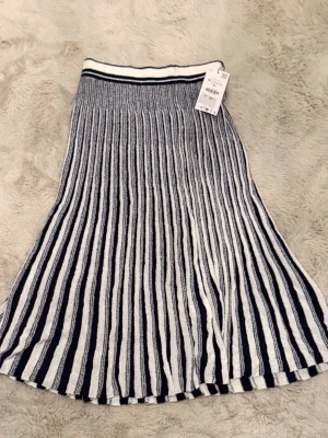 Zara stickad kjol - Superfin helt ny med prislapp kvar. Öppen för pris förslag 