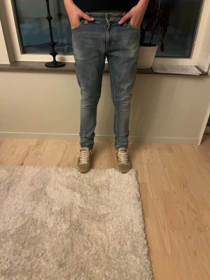 Blå jeans från Nudie  - Tjenaret! Säljer nu ett par riktigt schyssta nudie jeans k storlek 29/30. sitter bra på killen på bilden som är va 170! Mycket bra skick inga defekter! Hör av dig vid minsta fundering MVH premium fashion🤩