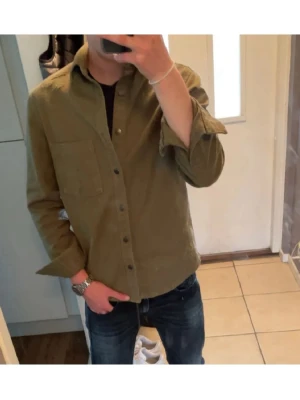 Overshirt - Säljer en as fet overshirt med snygga slit detaljer. Färgen är oliv/khaki. Slitningarna är fabrikgjorda så inga defekter! Storleken är XS och sitter perfekt på mig som är 170. Perfekt nu inför vår och sommar! Priset kan diskuteras!