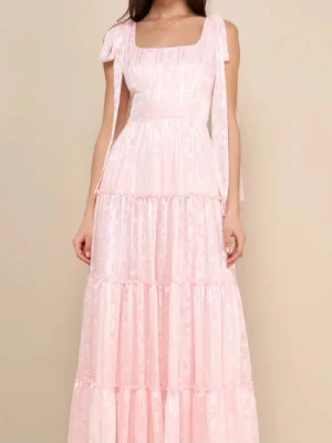 Ljusrosa klänning  - Ljusrosa långklänning från Lulus med volangdetaljer och knytband på axlarna. Klänningen har fyrkantig ringning och är ärmlös, tillverkad i ett glansigt material som ger en lyxig känsla. Balklänning eller sommarklänning🫶🏼🤍prislapp kvar, köpt för 1400