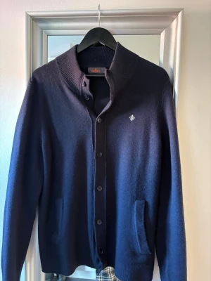 Morris Cardigan - Säljer nu min fina Morris Cardigan i storlek L, då den inte kommer till användning. Inköpt i vintras (kvitto finns PM)