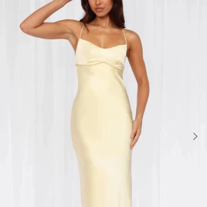 Ljusgul balklänning - Balklänning från Hello Molly i XS. Endast använd en gång💛Klännigen är lite upplagd men den går att förlänga 💛