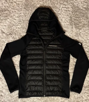Peak performance cardigan  - Peak performance jacka cardigan herr| Storlek: S| Skick 8/10| Bara att höra av sig vid minsta lilla fundering eller fråga. 