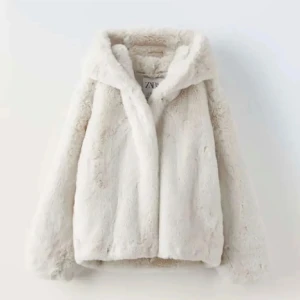 Zara pälsjacka - Säljer denna såååå fina pälsjackan från zara!! Storlek M men skulle säga att den passar S, bra skick. Skriv privat för mer info/bilder🥰🥰🥰