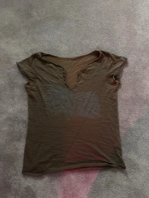  Zadig&Voltaire vintage top - Säljer en Vintage topp från Zadig&voltaire, modellen är ca 16 år gammal och finns ej kvar att köpa i butik. Den är korta ärmad. Väldigt cool T-shirt! Säljer då den är för stor.. och inte kommer till så mycket användning! perfekt till dig som gillar mode,vintage och stil! Skriv gärna ifall du är intresserad och pris kan diskuteras!
