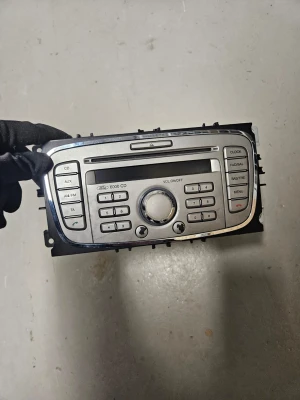 Bilradio panel Ford och Sony - Två bilradio paneler, en från Ford med silverfärgad front och en från Sony med svart och silver design. Båda har knappar för radio, CD och AUX samt volymkontroll. Perfekt för dig som vill uppgradera eller byta ut bilens stereo. 900 för bägge eller 500 st