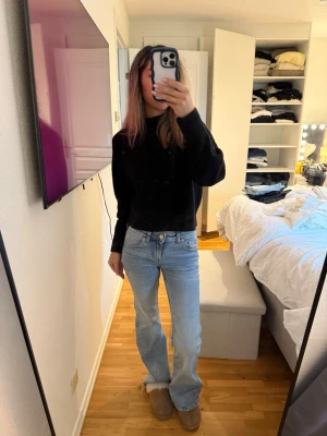 Ljusblå bootcut jeans - Säljer ett par ljusblå bootcut jeans med klassisk femficksdesign och normal midja. Jeansen har raka ben med lätt utsvängning och är tillverkade i denim. Perfekta för dig som gillar en avslappnad och trendig look.