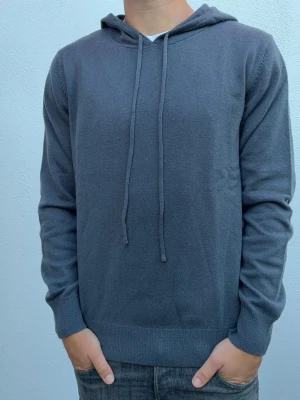 Kashmir/Merino hoodie - Grå/blå Kashmir/Merino hoodie | Storlek M | Använd 1 gång, därför toppskick på hoodien | Hör av dig vid frågor🌟