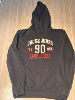 Svart hoodie Jack & Jones med tryck - Tja! Säljer denna snygga Jack&Jones hoodie med tryck. Storlek S. Pris:99kr