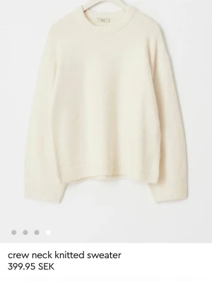 Vit stickad tröja med rund hals - Klassisk vit stickad tröja med rund halsringning och långa ärmar. Tröjan har ribbade muddar vid ärmslut och nederkant, vilket ger en avslappnad och stilren look. Perfekt att matcha med jeans eller kjol för en enkel och snygg outfit. (Lite använd men fint skicka i allmänt)💗 skickar spklart egna bilder om det behövs (premium quality) 