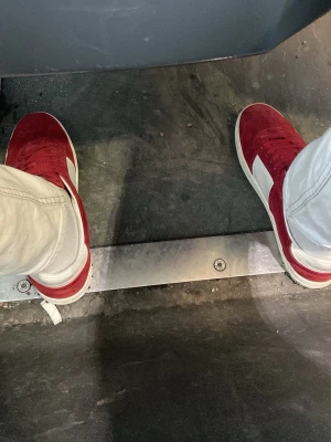 Röda flycrew - Fina Valentino flycrew som är i bra skick, en nit har åkt av men den syns inte så mycket annars är alla nitar bra och sitter kvar. Hör av er för pris eller byten.