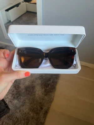 Chimi 08 leopardfärgade - Snygga solglasögon från Chimi, modell 08. Glasen är mörka och bågarna har en stilren, chunky design som ger en modern look. De är iprinsip helt nya, jag köpte de i somras men har knappt använt de. Allt ni ser på bilderna ingår!💕