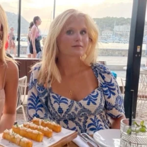 Blåvit blus med volang och puffärm - Säljer en blåvit blus med blommigt mönster och volangdetaljer. Blusen har puffiga korta ärmar och en v-ringad hals. Materialet känns som bomull och toppen har en croppad passform som är riktigt trendig.