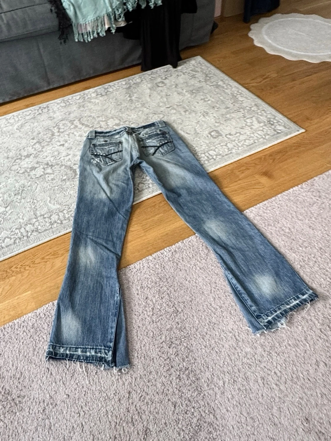 Blå bootcut jeans med nitar - 2