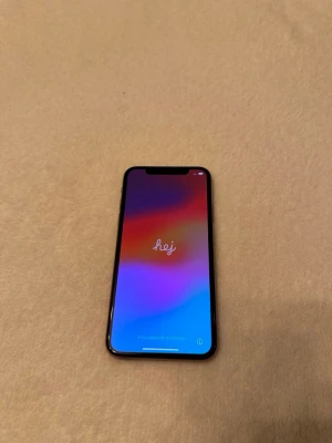 iPhone XS guld 64GB - Säljer en iPhone XS i snygg guldfärg med 5,8-tums OLED-skärm och stilren design. Baksidan är i glas och ramen i rostfritt stål. Telefonen har Face ID och dubbla kameror på baksidan. Perfekt för dig som vill ha en modern och kraftfull iPhone. Inga synliga skador, 85% batterihälsa