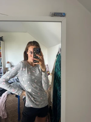 Grå blommig långärmad tröja - Fick den av mormor men ej min stil