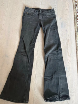 Jeans Cheap Monday Booty Bei svarta 26/30 - Säljer ett par svarta bootcut jeans Booty Bei från Cheap Monday. Storlek 26/30, som en XS eller storlek 34