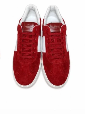 Röda sneakers från Valentino - Snygga röda sneakers från Valentino med vit sula och vita detaljer på sidorna. Ovandelen är i röd mocka och insidan är vit. Yttersulan har ett unikt kamouflagemönster undertill. Perfekta för dig som vill sticka ut med stilrena och trendiga skor.