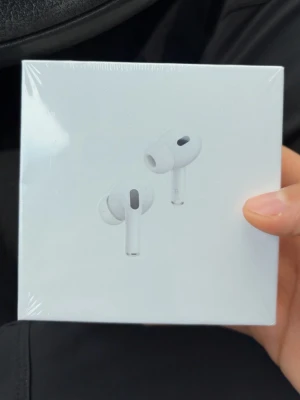 Hörlurar - Säljer ett par vita hörlurar (2nd generation) med MagSafe-laddningsetui och USB-C. Hörlurarna har en stilren och kompakt design med silikonproppar för bra passform. Perfekta för trådlös musik och samtal, och laddas smidigt med USB-C.