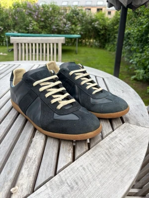 Maison margiela gats - Box och dustbag ingår. Skick 8/10, har små hål i sulorna dvs priset. Storlek 43. 