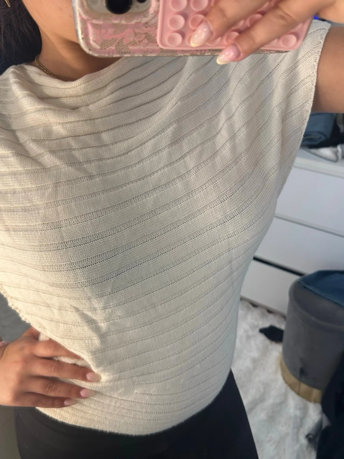 Ribbade vit topp med bred hals - 1