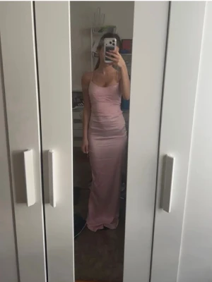 Klänning - Vacker rosa klänning. Säljs på grund av att den var för lång. Nypris 1249kr. Priset är ej hugget i sten. Skriv vid frågar eller funderingar☺️💕                                          Mvh//Hannah