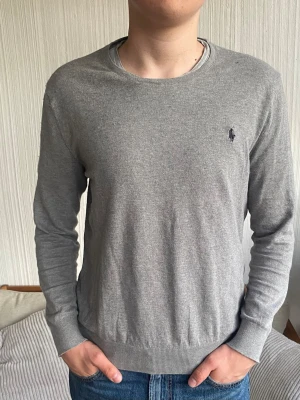Grå tröja från Polo Ralph Lauren - Snygg tröja från Polo Ralph Lauren i mycket bra skick