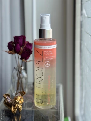 St. Tropez Bronzing Water Mist - Oöppnad brun utan sol mist från ST.Tropez som kostar över 400kr om man ska köpa den ny 🌺 Produktbeskrivning: Tropiskt doftande och vitaminberikad brun-utan-sol-mist som inte behöver sköljas av och som ger en fin gyllene hudton. Innehåller en unik blandning av 95% naturliga ingredienser och St.Tropez Sunshine Complex som efterliknar solens positiva effekter och aktiverar produktionen av D-vitamin utan de skadliga effekterna av UV-strålar. Innehåller hyaluronsyra och C-vitamin. 100% vegansk.