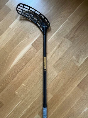 Unihoc Evolab 29 svart/guld - Unihoc Evolab innebandyklubba i 95 cm (kapad från 96 cm) och 29 flex. Klubban är väldigt lätt och väldigt skön. Det är ett slim skaft. På klubban sitter ett svart Unilite blad i PP-TI plast och en grå grepplinda. Den är i väldigt fint skick! Nypris ca 2600 kr. Vid frågor eller funderingar är det bara att höra av sig. Pris kan diskuteras!