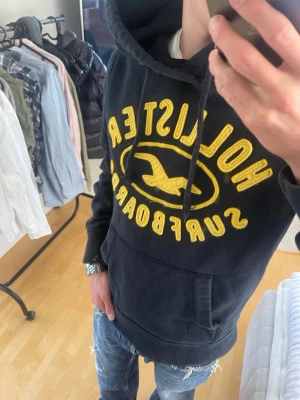Hollister vintage 2000s hoodie (sällsynt) - Säljer nu denna sjukt snygga Vintage 2000s Hollister hoodie! Passar till allt och har en perfekt passform. Säljs ej längre i butik och är därav mycket eftertraktad😊 passar S perfekt ! Skriv vid funderingar 🤝