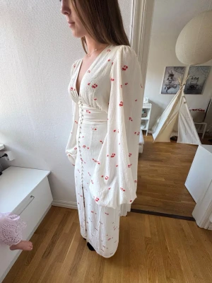 Adoore klänning lång  - Adoore klänning lång säljes💗 perfekt nu till sommaren eller till speciella tillfällen!☀️ super fint skick och har sparsamt!💗