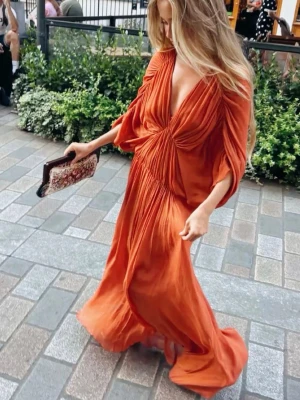 Lång orange omlottklänning - Söker denna klänning från Zara! 🙌🏼🙌🏼🙌🏼