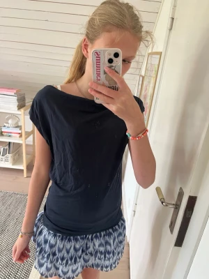 Fin fest t-skirt -  Tröjan är från lager 157 och är i ett mycket bra skick. Bara använd några få gånger !! Hör av er om ni är intresserade. Priset kan diskuteras