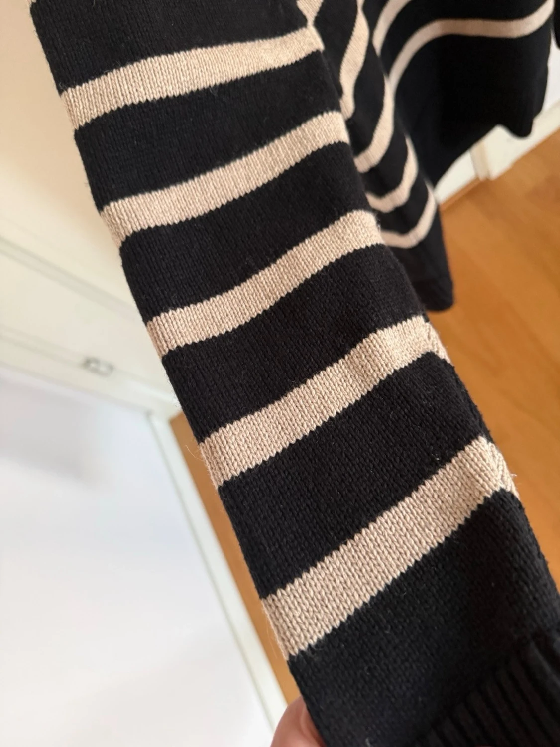Svart- och beige randig polotröja - 1