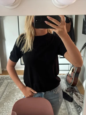 Svart kortärmad fin stickad tröja från Lindex - En jätte söt fin stickad topp ifrån Lindex i storlek Xs, jätte bra material och kvalité och är knappast använd! Pris går att diskutera