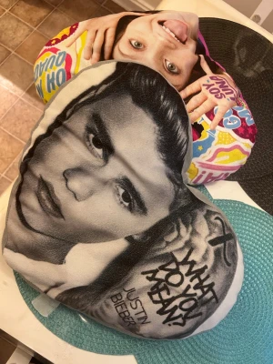 Justin Bieber  och soyluna kuddar - Två mjuka kuddar med Justin Bieber-tema och souluna . Ena kudden har färgglada tryck och text, den andra är grå med svartvitt motiv och texten 'What Do You Mean?'. Baksidorna är rosa respektive grå. Perfekt för fans eller som dekoration i soffan.