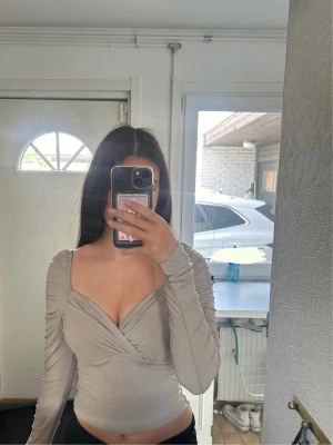 Beige omlottopp med lång ärm BikBok - Super fin topp från BikBok, endast använd 1 gång🌸   Storlek XS Räfflade armar