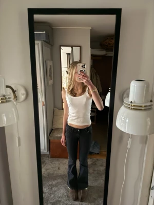 Svarta bootcut jeans med låg midja - Säljer ett par svarta bootcut jeans med låg midja. Jag är 175 och dem sitter perfekt❤️