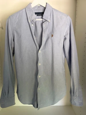 Blå skjorta från Ralph Lauren - Tja, säljer nu denna riktigt feta blå Ralph lauren skjortan som är i princip nyskick Köpte den förra hösten ny, och sedan börja jag gymma så jag har vuxit ur den! Hör av er vid funderingar eller fler bilder ☺️