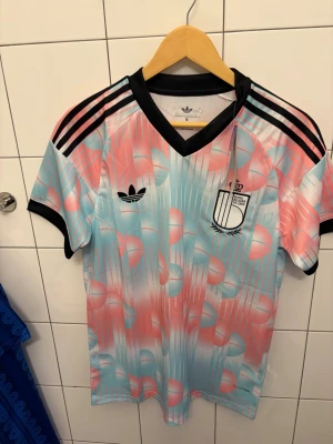 Belgiens borta tröja storlek M  - 🇧🇪 Belgien Bortatröja M – Mycket fint skick ⚽  Säljer en stilren Belgien bortatröja i storlek M för 299 kr. En ikonisk fotbollströja som passar perfekt både för matchdagar, träning och vardagsbruk.  ✨ Mycket fint skick ✨ Bekväm passform ✨ Storlek M ✨ Snygga detaljer och klassisk design ✨ Perfekt för både samlare och fotbollsfans  Tröjan är väl omhändertagen och redo för en ny ägare. Skickas snabbt efter köp.  📦 Snabb frakt 💬 Skicka gärna meddelande vid frågor eller om du vill se fler.  Pris 299kr