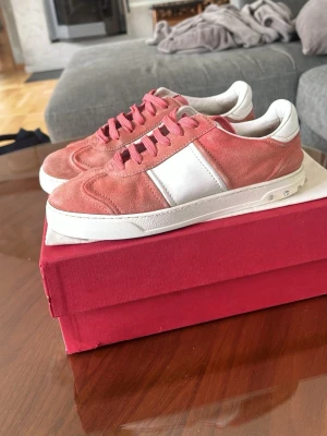 Rosa mocka flycrews dam - Snygga sneakers i rosa mocka med vita detaljer och vita sulor. Skorna har rosa skosnören och en vit panel på sidan.Skorna har dock lite heeldrag Insidan är vit och materialet ser ut att vara en mix av mocka och textil. Perfekta för dig som vill ha en färgklick till outfiten.  Dam storlek 38 nypris 5000- 6000. Box och påse inte inkluderat 