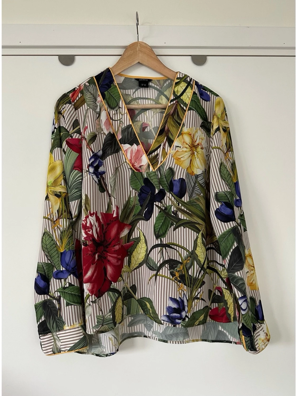 Lindex - Blommig & randig blus med v-ringning - storlek 38