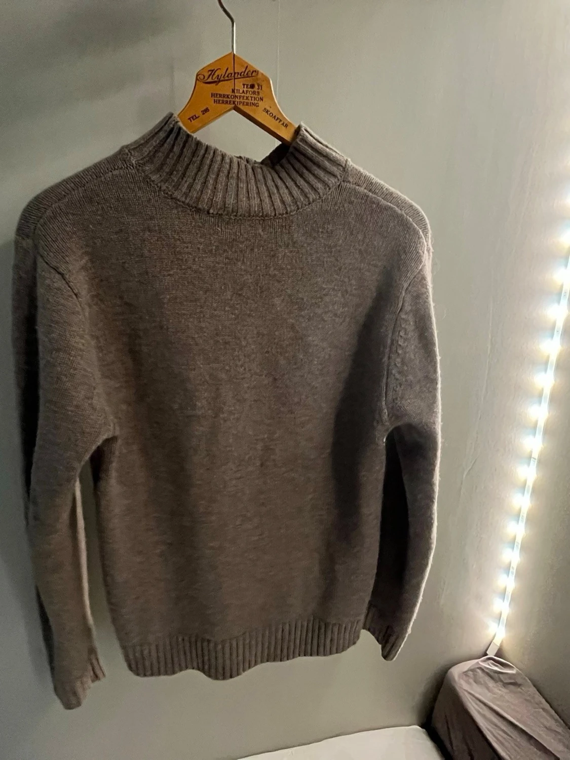 Grå stickad tröja med hög krage
