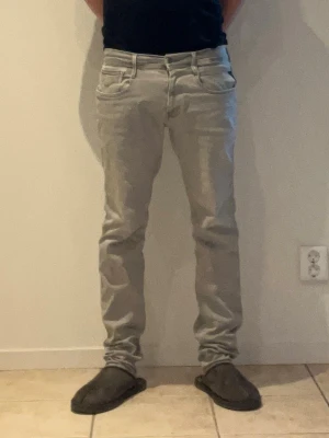 Replay Anbass Hyperflex -  Ett par riktigt fina gråa Anbass hyperflex jeans ifrån Replay, de är nästan i nyskick och endast använd ett fåtal gånger, de är i storlek 33, tyvärr är lappen bortklippt men skulle tippa på att både W och L ligger mellan 32 och 33!  Modellen är 181cm och 70kg! Skriv om du har fler frågor, priset är inte hugget i sten och kan diskuteras!