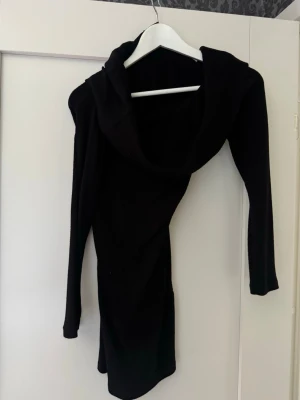 Svart långärmad off shoulder klänning oanvänd  - Svart långärmad off shoulder klänning i mjukt, stretchigt tyg. Klänningen har en djupare ringning och är perfekt för dig som gillar en enkel men snygg look.