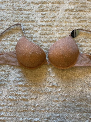Super push bh  - Säljer denna super push bh då jag aldirg använt och kommer aldrig använda ❤️ Bh-n är i stolen 80B och i en fin beige rosa glittrig färg, skriv för mer info ❤️