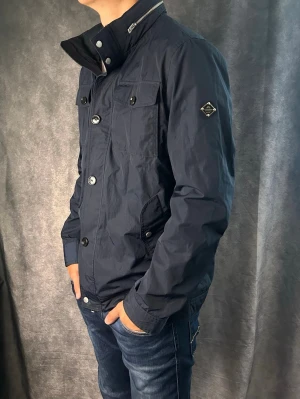 J.lindeberg field jacket bailey - Mycket fint skick | Size L (modellen är 188 cm 77 kg) | fraktar spårbart inom 24 timmar | för att köpa klicka ”köp nu” | vid frågor eller funderingar skriv ett meddelande | följare får bättre rabatter🙌