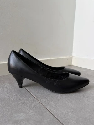 Pumps  XIT - svarta pumps storlek 39 